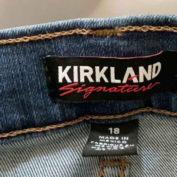 Kirkland Signature Relaxed Blue Jeans with Lived-In Look - Picture 6 of 6